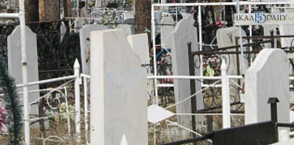 В пригороде Улан-Удэ закрытое кладбище неумолимо подступает к домам