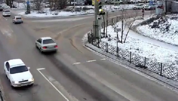 В Улан-Удэ за водителями, проезжающими на «красный», следят камеры 