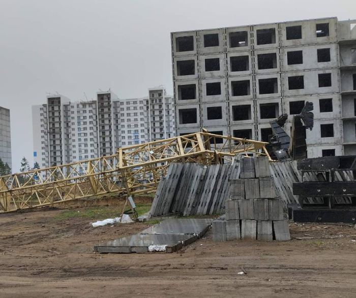 В Улан-Удэ крановщик погиб при падении строительного крана 