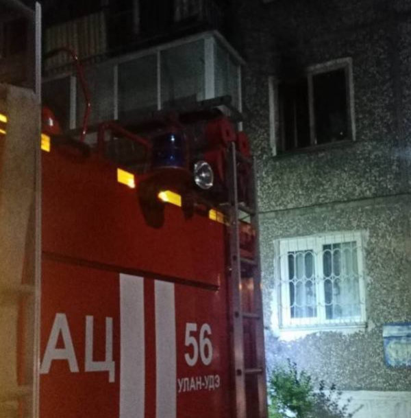 В Улан-Удэ из горящего дома эвакуировались 28 жильцов 