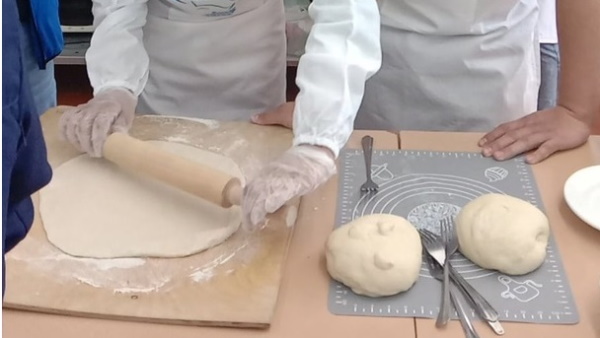 В Улан-Удэ студентов-сирот научили готовить пиццу