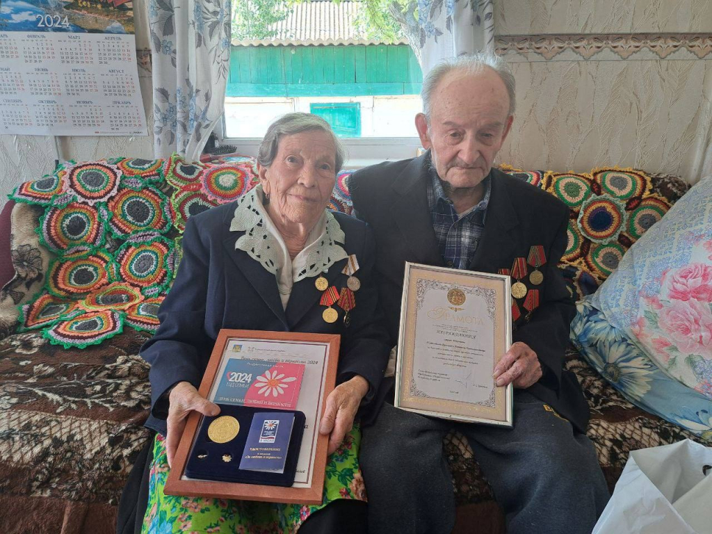 В районе Бурятии медаль вручили супругам, прожившим вместе более 50 лет