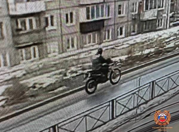 В Иркутске мотоциклист наехал на девушку с коляской и скрылся