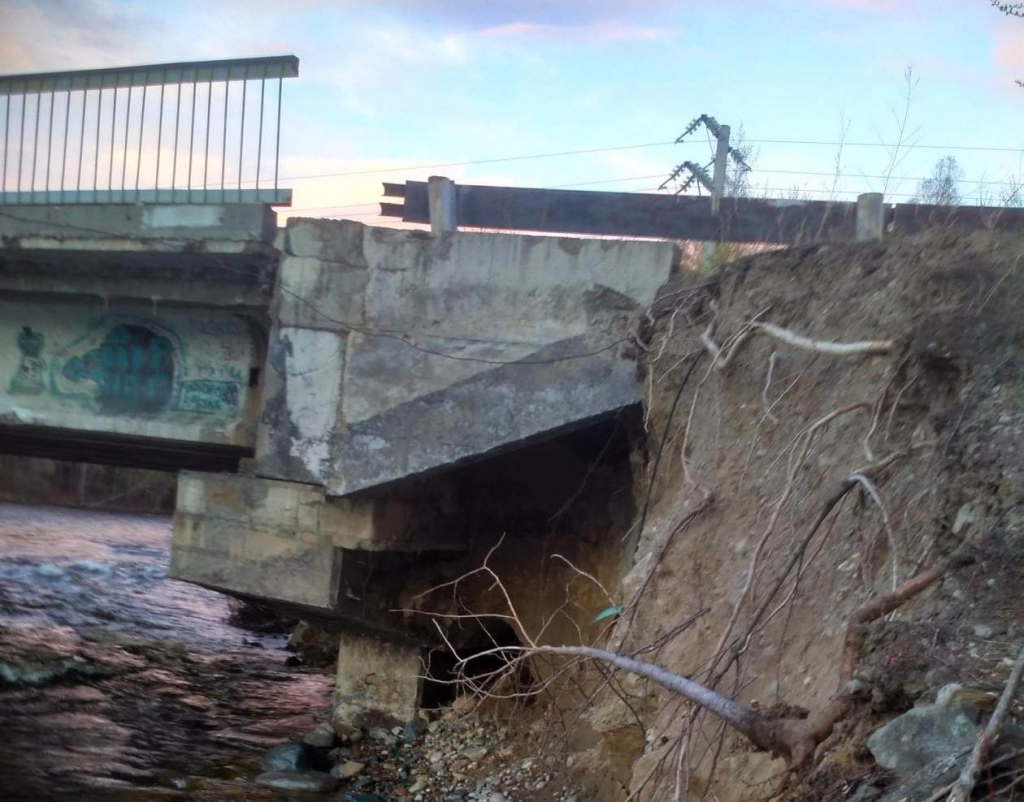 В Бурятии разрушающийся мост может разделить «напополам» Северобайкальск (фото)