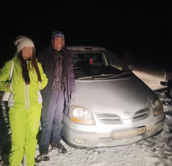 Машина с двумя людьми застряла в трещине на льду Иркутского водохранилища