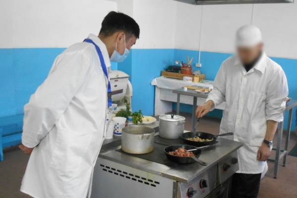 В Улан-Удэ осуждённые выучились на поваров 