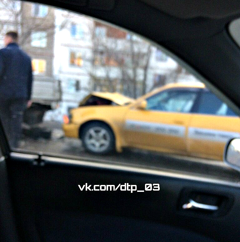 В Улан-Удэ таксист «Максим» врезался в грузовик