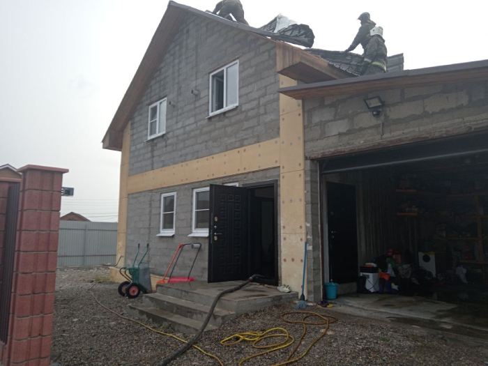 В Иркутской области жилой дом загорелся из-за удара молнии 