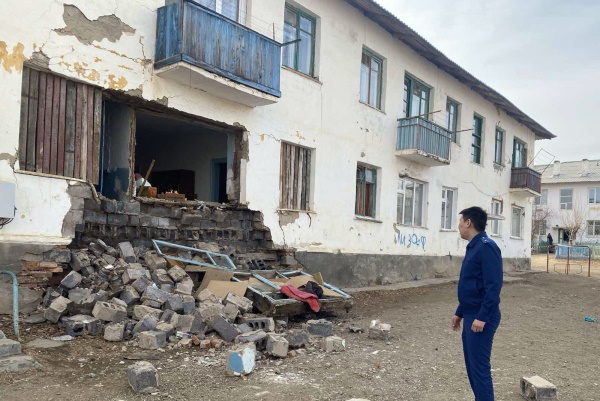 В Забайкалье расселяют семьи из дома с разрушенной стеной 