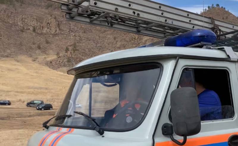 В Бурятии автомобиль застрял на подтопленной дороге