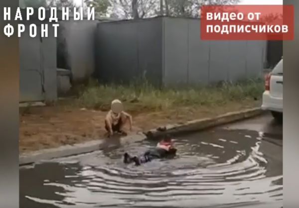 В Улан-Удэ дети купаются в гигантской луже