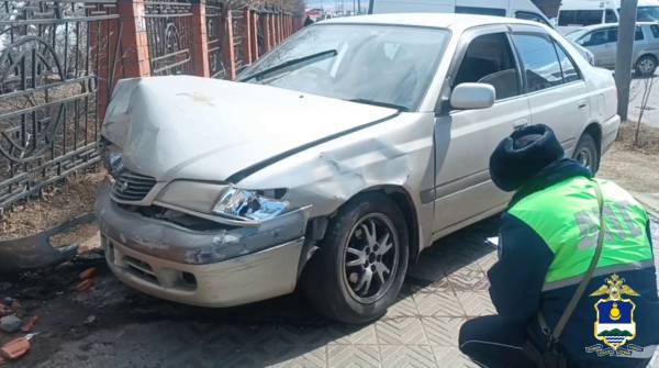В центре Улан-Удэ автомобиль вылетел на тротуар и сбил женщину