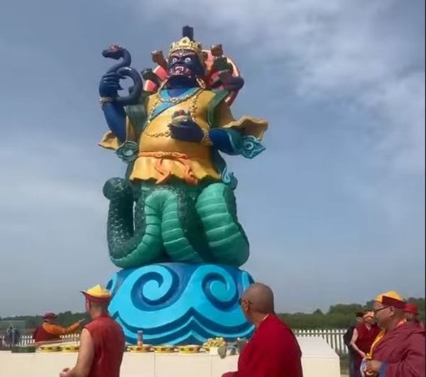 В Бурятии открыли 7-метровую статую короля Нагов 