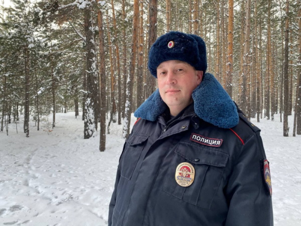 В Бурятии полицейский спас замерзающую в метель пару 