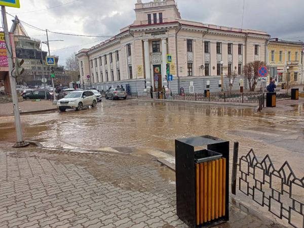В центре Улан-Удэ дорогу затопило нечистотами 