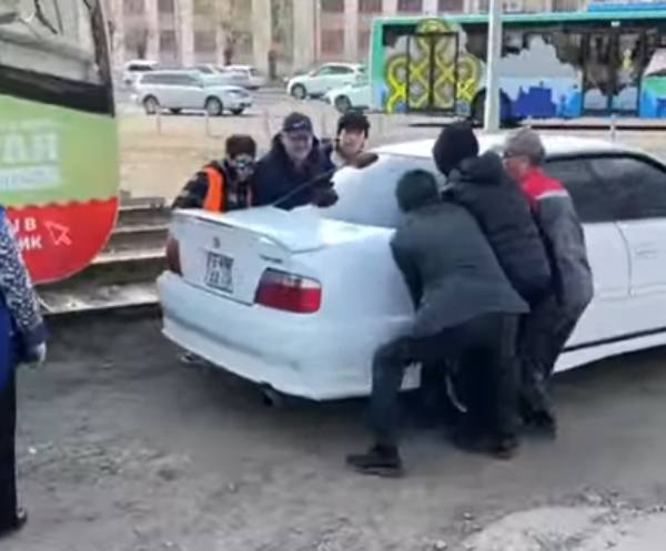 Трамваям в Улан-Удэ мешают горе-парковщики