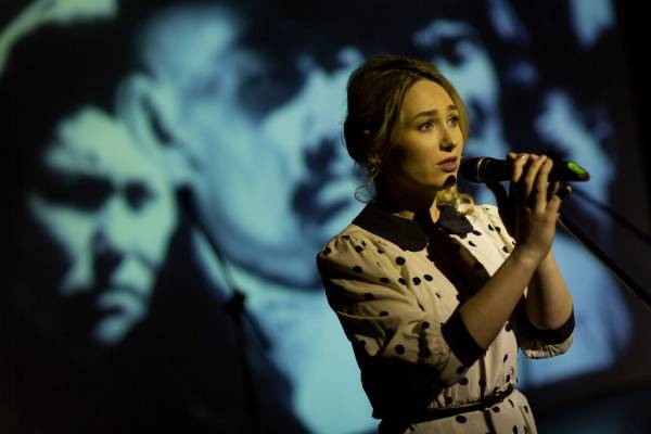 В Улан-Удэ актёры споют перед Русским драмтеатром 