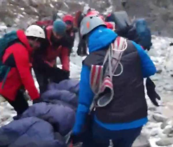 В Бурятии альпинист повредил ногу на замёрзшем водопаде