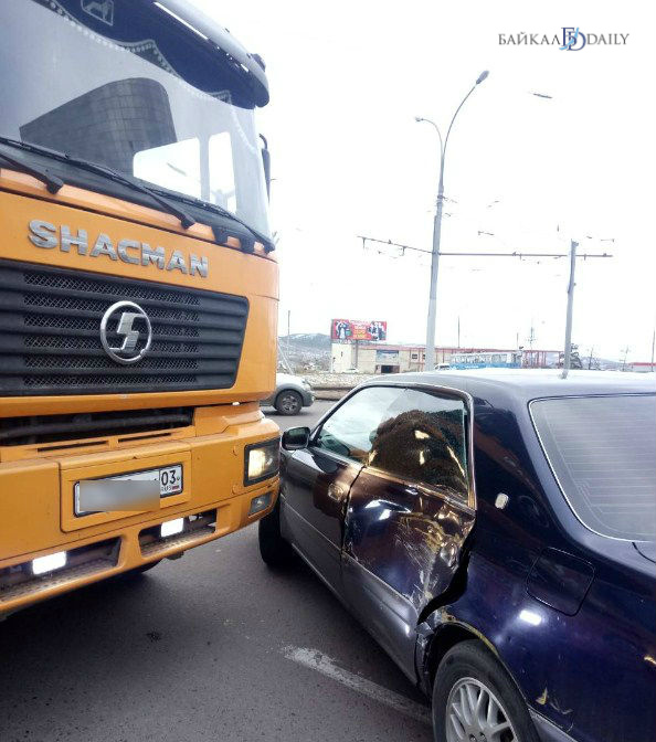 В Улан-Удэ грузовик снёс легковушку (видео)