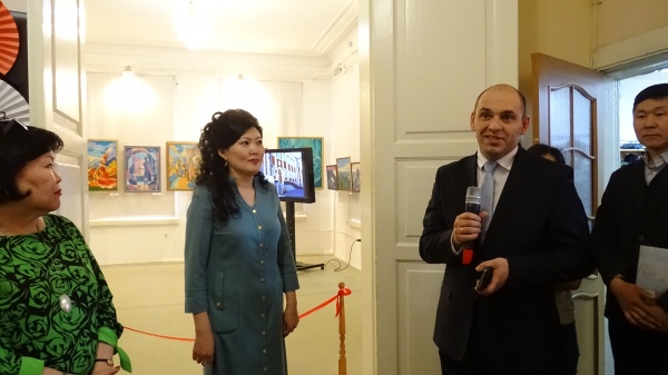 В Улан-Удэ открылась выставка молодой художницы