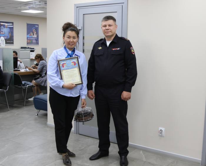 В Улан-Удэ сотрудница банка спасла учительницу от мошенников 