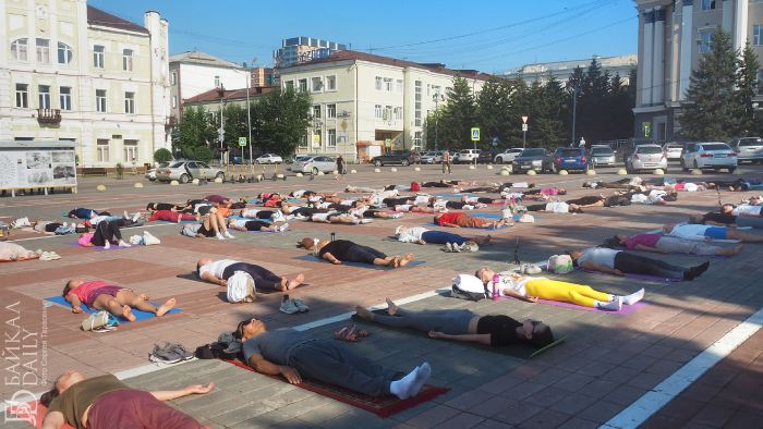 «Поприветствовали Солнце»: В центре Улан-Удэ прошёл йога-марафон 