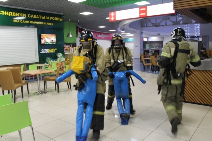 Пожарные ночью тушили торговый центр в Иркутске