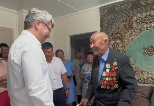 99-летнему ветерану вручили медаль «100 лет Республике Бурятия»