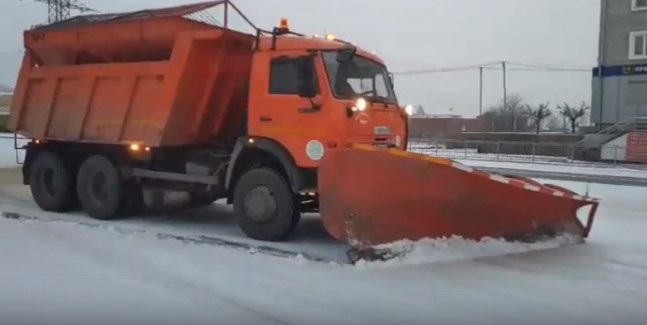 В Улан-Удэ из-за снегопада на опасных участках дежурят уборщики 