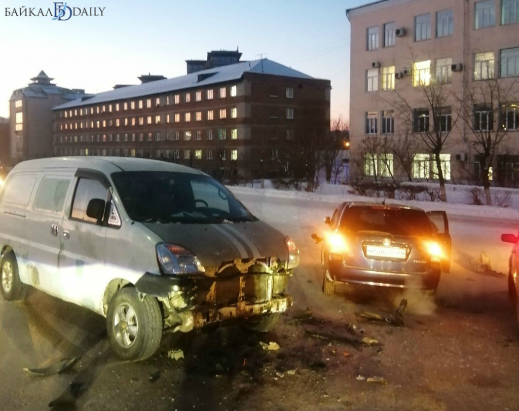 В центре Улан-Удэ машины сильно побило в ДТП