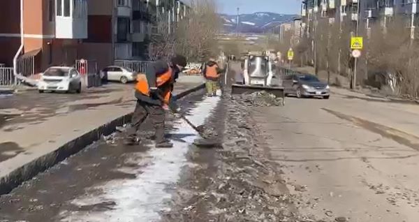 С улиц Улан-Удэ вывозят оставшийся снег
