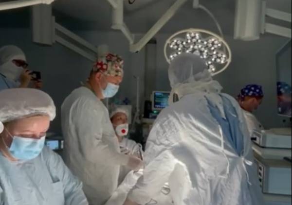 В Улан-Удэ известный хирург прооперировал младенца с врождённой опухолью 