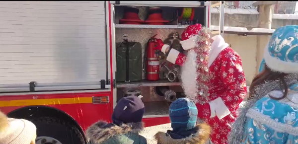 В Иркутской области пожарный Дед Мороз приехал в гости к детям