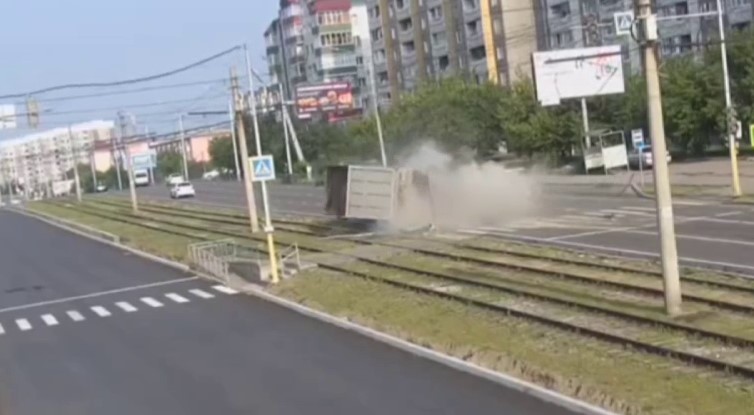 В Улан-Удэ появилось видео ДТП с падением на рельсы грузовика 