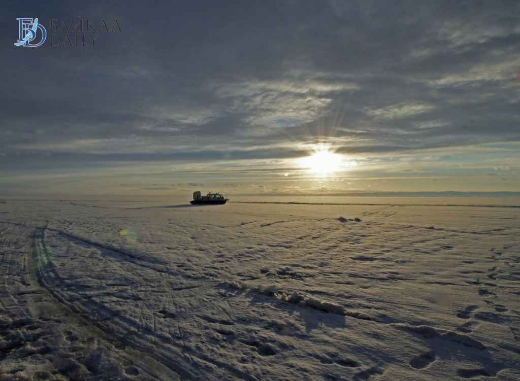 В Бурятии на Байкале оторвало льдину с рыбаками     
