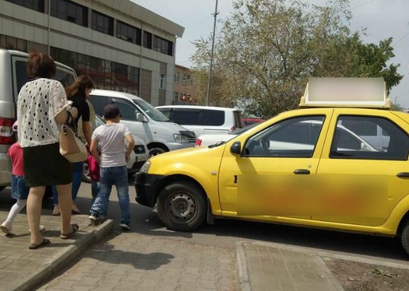 Инвалиды - колясочники в Улан-Удэ борются с наглыми водителями 
