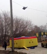 В Иркутске спасателям пришлось помогать «паркурщику», повисшему на проводе третьего этажа
