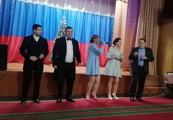 В Улан-Удэ артисты Русского драмтеатра поздравили пациентов военного госпиталя