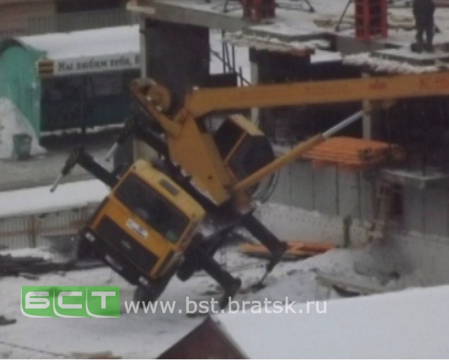 Подъёмный кран упал на стройплощадке в Братске 