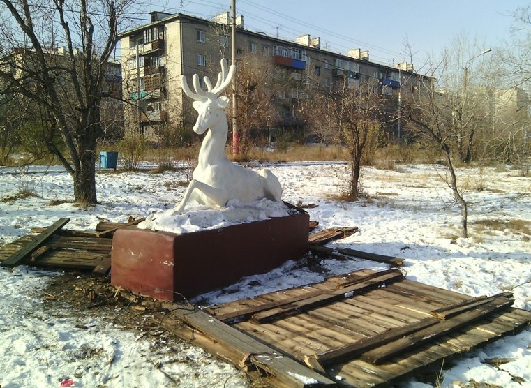 Хулиганы «распаковали» скульптуру оленя в парке в Чите