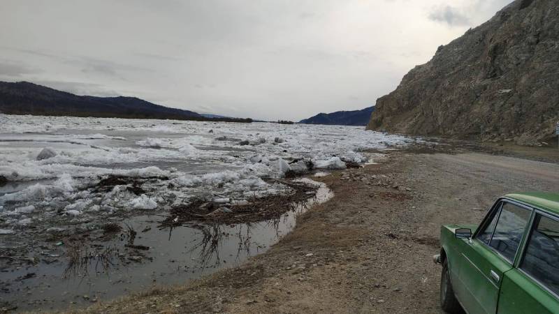 В Улан-Удэ река подтопила автомобильную дорогу
