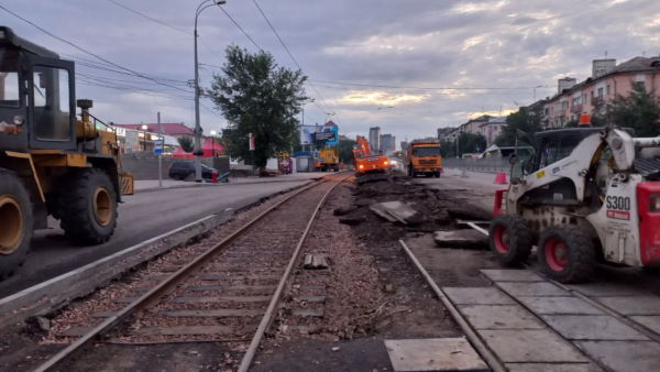 «Работа кипит»: Трамвайные пути в Улан-Удэ ремонтируют даже ночью 