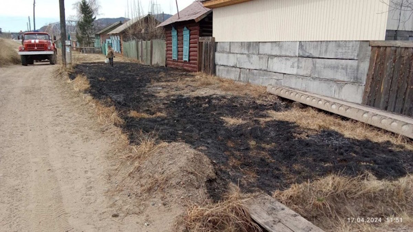 Житель Бурятии потушил горящую траву на площади 150 кв. метров