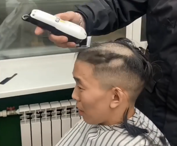 В Улан-Удэ над блогером устроили пранк с бритьём налысо