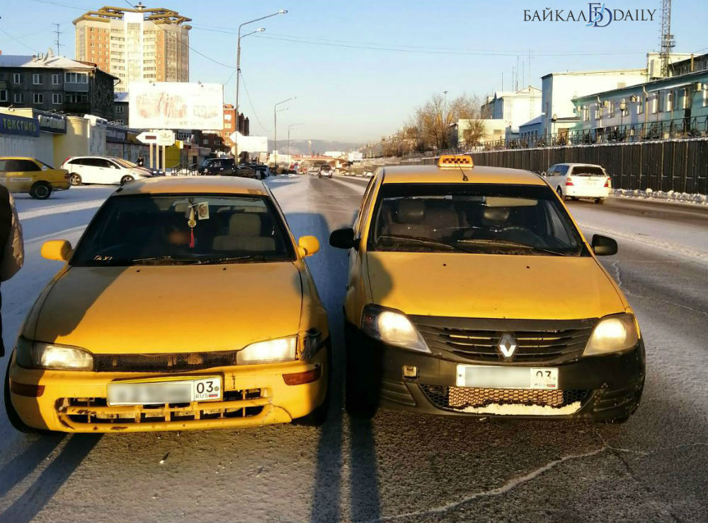В Улан-Удэ столкнулись два такси «Максим»
