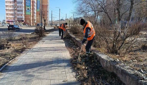 В Улан-Удэ продолжают убирать улицы от листвы и мусора