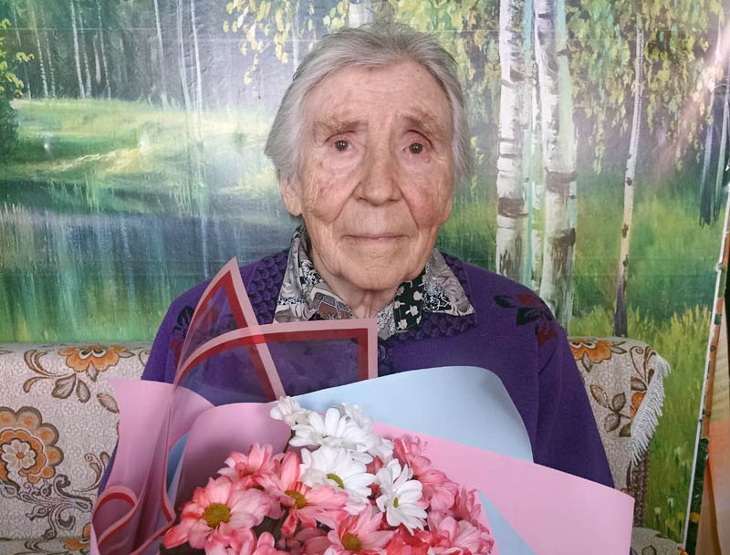 Жительницу юга Бурятии поздравили с 90-летним юбилеем