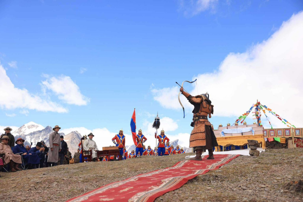 В Монголии власти поклонились священной горе