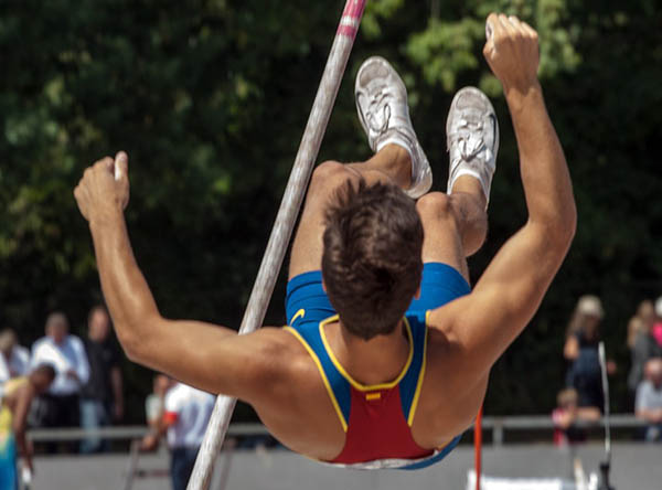 Юный иркутянин установил рекорд России в прыжке с шестом