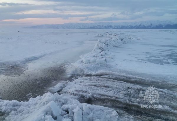 Жителей Бурятии предупреждают о разрывах и трещинах на льду Байкала 